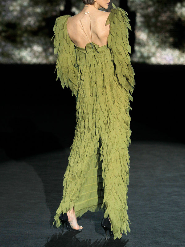 Vestido evasé realizado en gasa verde olivo recortada con maxi mangas y escote cuadrado de Hannibal Laguna