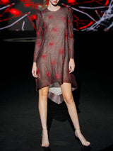 Vestido corto de fiesta tipo A ren organza bordada con filamentos de celofán transparentes, mangas abullonadas XXL y escote cuadrado de Hannibal Laguna.