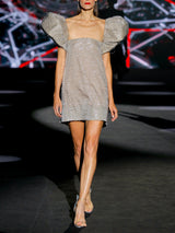 Vestido corto de fiesta tipo A ren organza bordada con filamentos de celofán transparentes, mangas abullonadas XXL y escote cuadrado de Hannibal Laguna.