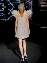 Vestido corto de fiesta tipo A ren organza bordada con filamentos de celofán transparentes, mangas abullonadas XXL y escote cuadrado de Hannibal Laguna.