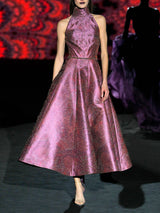 Vestido midi en mikado rosa loto y tul tatoo bordado con escote halter, falda de nesgas y cuello alto de Hannibal Laguna
