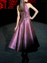 Vestido midi en mikado rosa loto y tul tatoo bordado con escote halter, falda de nesgas y cuello alto de Hannibal Laguna