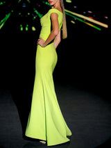 Vestido de fiesta largo realizado en crepe color lima , cuerpo escote despejado formando drapeado en delantero y falda sirena de Hannibal Laguna