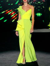 Vestido de fiesta largo realizado en crepe color lima y manzana y falda sirena con un capote en cintura de Hannibal Laguna.