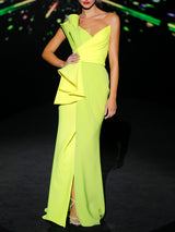 Vestido de fiesta largo realizado en crepe color lima y manzana y falda sirena con un capote en cintura de Hannibal Laguna.