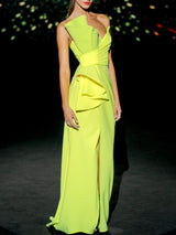 Vestido de fiesta largo realizado en crepe color lima y manzana y falda sirena con un capote en cintura de Hannibal Laguna.