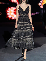 Vestido midi realizado con volantes de chanilly, escote en V y falda de nesgas de Hannibal Laguna