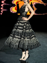 Vestido midi realizado con volantes de chanilly, escote en V y falda de nesgas de Hannibal Laguna