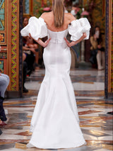 LOOK 1 Abito da sposa VOLARE in mikado pique.