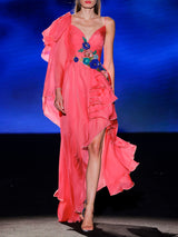 LOOK 21 Vestido MONARKA | Vestido de fiesta en gasa de seda coral con escote en V, bordado en cintura y falda cruzada con volantes