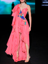 LOOK 21 Vestido MONARKA | Vestido de fiesta en gasa de seda coral con escote en V, bordado en cintura y falda cruzada con volantes