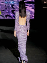 Vestido de fiesta midi con bordados de paillettes y cristal, mangas rectas largas y amplio escote en la espalda de Hannibal laguna.