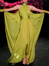 LOOK 22 Vestido MARGOT | Vestido de fiesta en gasa verde oliva con escote halter cuello alto, capa y falda amplia de capa