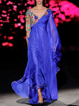 LOOK 23 Vestido MAGNIFIKA | Vestido de fiesta en gasa azul royal con escote Liz bordado 3D, maxi manga capa y falda de capa