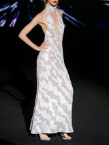 Vestido de fiesta bordado en lentejuelas nude y blancas, cuerpo halter con escote en V y falda sirena entallada de Hannibal laguna.