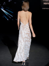 Vestido de fiesta bordado en lentejuelas nude y blancas, cuerpo halter con escote en V y falda sirena entallada de Hannibal laguna.
