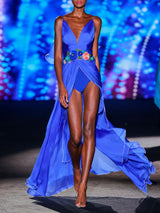 LOOK 25 Vestido MIRAVEL | Vestido de fiesta lencero en gasa azul royal con cinturón floral 3D y abertura frontal que revela culotte