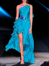 LOOK 26 Vestido MAGESTY | Vestido de fiesta en gasa azul maldivas con escote asimétrico, cinturón floral 3D y falda con cascada