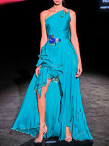 LOOK 26 Vestido MAGESTY | Vestido de fiesta en gasa azul maldivas con escote asimétrico, cinturón floral 3D y falda con cascada