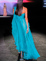 LOOK 26 Vestido MAGESTY | Vestido de fiesta en gasa azul maldivas con escote asimétrico, cinturón floral 3D y falda con cascada