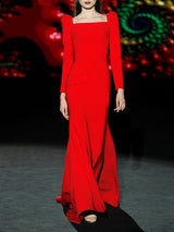 Vestido de fiesta realizado en crepe color geranio con cuerpo escote cuadrado, falda sirena y manga larga de Hannibal Laguna