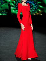 Vestido de fiesta realizado en crepe color geranio con cuerpo escote cuadrado, falda sirena y manga larga de Hannibal Laguna