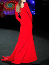Vestido de fiesta realizado en crepe color geranio con cuerpo escote cuadrado, falda sirena y manga larga de Hannibal Laguna
