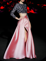 Crop top de fiesta en pedreria de microperlas con malla de lentejuelas azul noche, mangas rectas largas y escote a caja. Falda de fiesta en mikado pique color rosa loto con forma de capa cruzada y abertura de HANNIBAL LAGUNA.