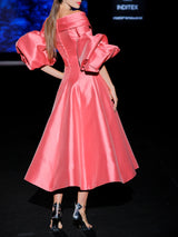LOOK 33 Vestido MONTIBELO | Vestido de fiesta midi en mikado coral con escote bardot cruzado, mangas abullonadas y falda de nesgas