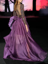 Vestido de fiesta realizado en tatoo bordado, escote V y falda de vuelo asimétrica en organza morada de Hannibal Laguna