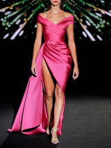 Vestido de fiesta largo en martelé fresa, cuerpo escote en V drapeado y falda sirena con un favorecedor capote de HANNIBAL LAGUNA.