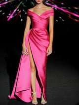 Vestido de fiesta largo en martelé fresa, cuerpo escote en V drapeado y falda sirena con un favorecedor capote de HANNIBAL LAGUNA.