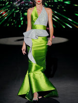 Vestido de fiesta largo en martele verde, escote pico cruzado, peplum y falda sirena entallada de HANNIBAL LAGUNA.