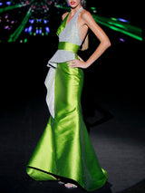 Vestido de fiesta largo en martele verde, escote pico cruzado, peplum y falda sirena entallada de HANNIBAL LAGUNA.
