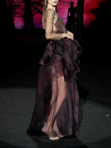 Vestido de fiesta realizado en garza color rosa loto, cuerpo corazón en tatoo bordado con escote corazón en V y falda de vuelo cruzada con abertura de Hannibal Laguna
