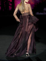 Vestido de fiesta realizado en garza color rosa loto, cuerpo corazón en tatoo bordado con escote corazón en V y falda de vuelo cruzada con abertura de Hannibal Laguna
