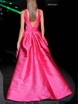 Vestido de fiesta largoen mikado color fresa, cuerpo escote V y amplia falda de capa cruzada con un capote XL de HANNIBAL LAGUNA.