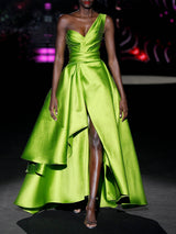 Vestido de fiesta largo en martelé verde, cuerpo corazón y amplia falda cruzada con abertura y capote XL de HANNIBAL LAGUNA.