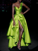 Vestido de fiesta largo en martelé verde, cuerpo corazón y amplia falda cruzada con abertura y capote XL de HANNIBAL LAGUNA.