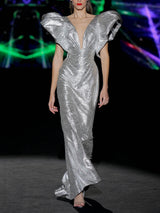 Vestido de fiesta en lamé plata plisado, cuerpo escote en V, mangas XXL abullonadas y falda sirena entallada de HANNIBAL LAGUNA.