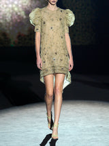 Vestido evasé realizado en gasa verde olivo bordada con diminutos cristales y cuenta con brillantes bordados de inspiración floral y mangas con volumen de Hannibal Laguna