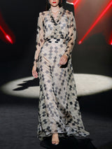 Vestido largo de noche estampado arlequín, cuerpo cruzado y manga larga de Hannibal Laguna