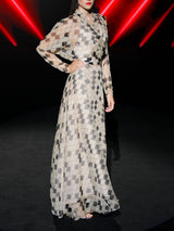 Vestido largo de noche estampado arlequín, cuerpo cruzado y manga larga de Hannibal Laguna