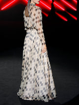 Vestido largo de noche estampado arlequín, cuerpo cruzado y manga larga de Hannibal Laguna
