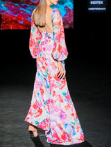 LOOK 5 Vestido MERIDIAN | Vestido de fiesta en satén estampado multicolor con escote en V bordado 3D y falda con abertura profunda