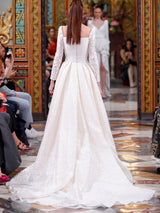 LOOK 12 Abito da sposa VACHELOR (SENZA STRASCICO) realizzato in crepe e devoré