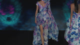 LOOK 7 Vestido KARVALIA | Vestido de fiesta en gasa estampada con cuerpo drapeado que enmarca el escote Liz y chal XL