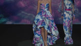 LOOK 6 Vestido KLEIN | Vestido de fiesta en raso y organza estampados con motivos florales lilas y turquesa, con escote asimétrico que enmarca el busto