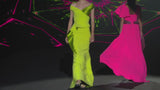 LOOK 20 IBISCUS | Vestido de fiesta largo en crepe lima y martelé verde