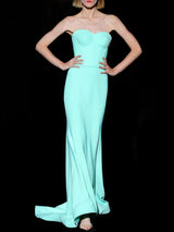 Vestido largo en crepe color verde menta con falda corte sirena y corpiño de Hannibal Laguna